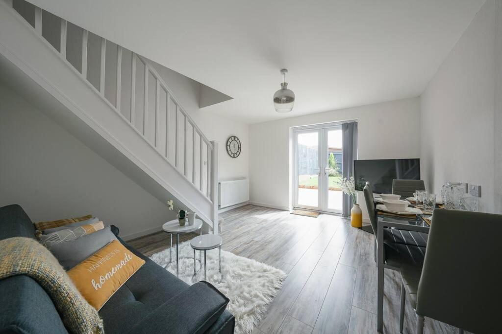 Stylish 2-Bed Home - For Company Contractor And Leisure Stays - Nec, Airport, Hs2, Contractors, Resort World Бирмингам Екстериор снимка