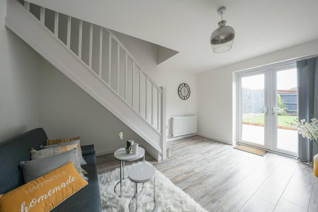 Stylish 2-Bed Home - For Company Contractor And Leisure Stays - Nec, Airport, Hs2, Contractors, Resort World Бирмингам Екстериор снимка