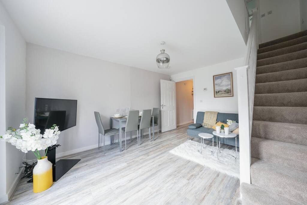 Stylish 2-Bed Home - For Company Contractor And Leisure Stays - Nec, Airport, Hs2, Contractors, Resort World Бирмингам Екстериор снимка