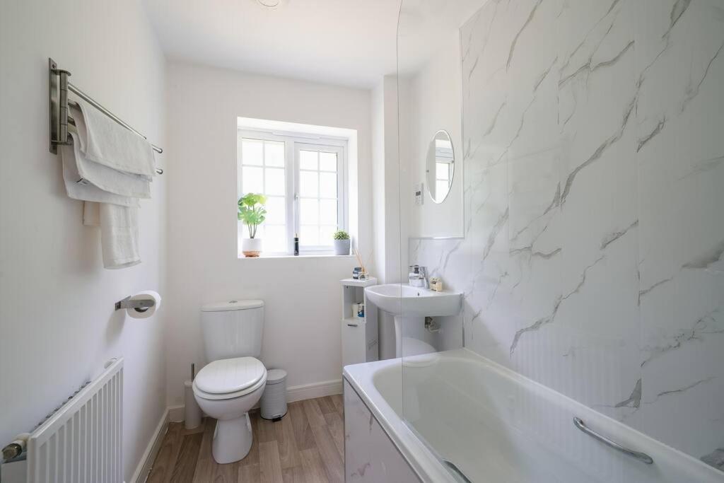 Stylish 2-Bed Home - For Company Contractor And Leisure Stays - Nec, Airport, Hs2, Contractors, Resort World Бирмингам Екстериор снимка