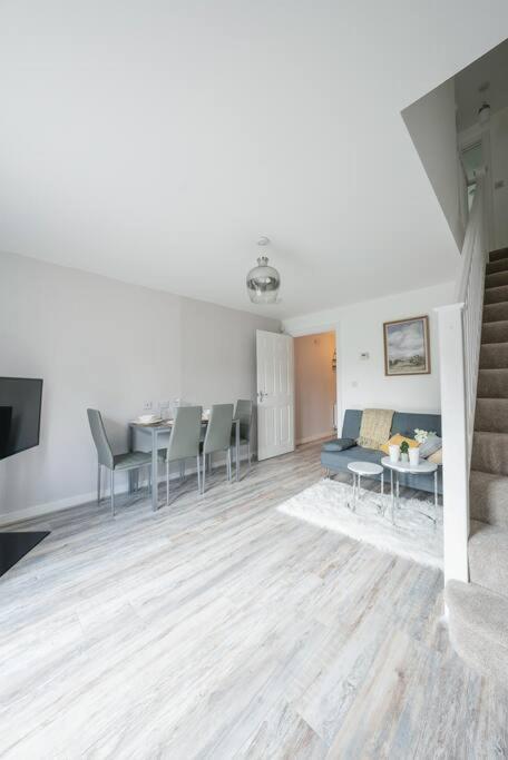 Stylish 2-Bed Home - For Company Contractor And Leisure Stays - Nec, Airport, Hs2, Contractors, Resort World Бирмингам Екстериор снимка
